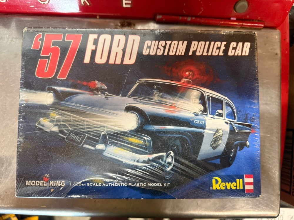 Revell 4081 ’57 Ford Custom Police Car 1/25 model kit