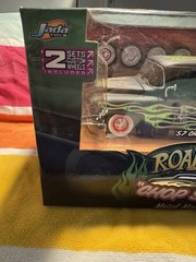 Jada Toys Road Rats ’57 Chevy Suburban 1:24 Diecast Model Kit Extra Wheels