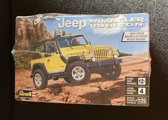 Revell Jeep Wrangler Rubicon Model Kit 85-4501 Brand New Sealed Damaged Box