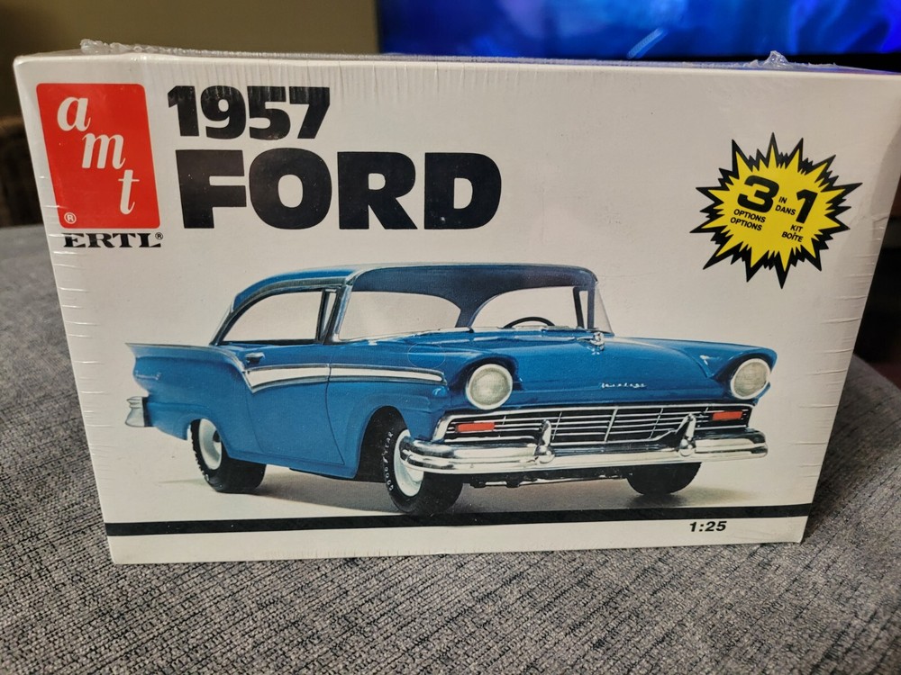 Vintage Issue AMT 1957 Ford Fairlane model kit Factory Sealed! 1/25