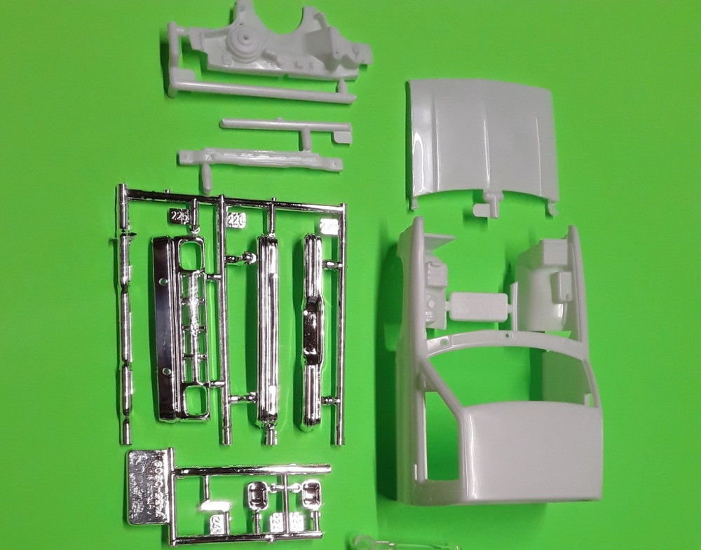 1991 CHEVY S-10 LOWRIDER PICKUP 1/25 Cab Hood Grill Bumpers REVELL Truck