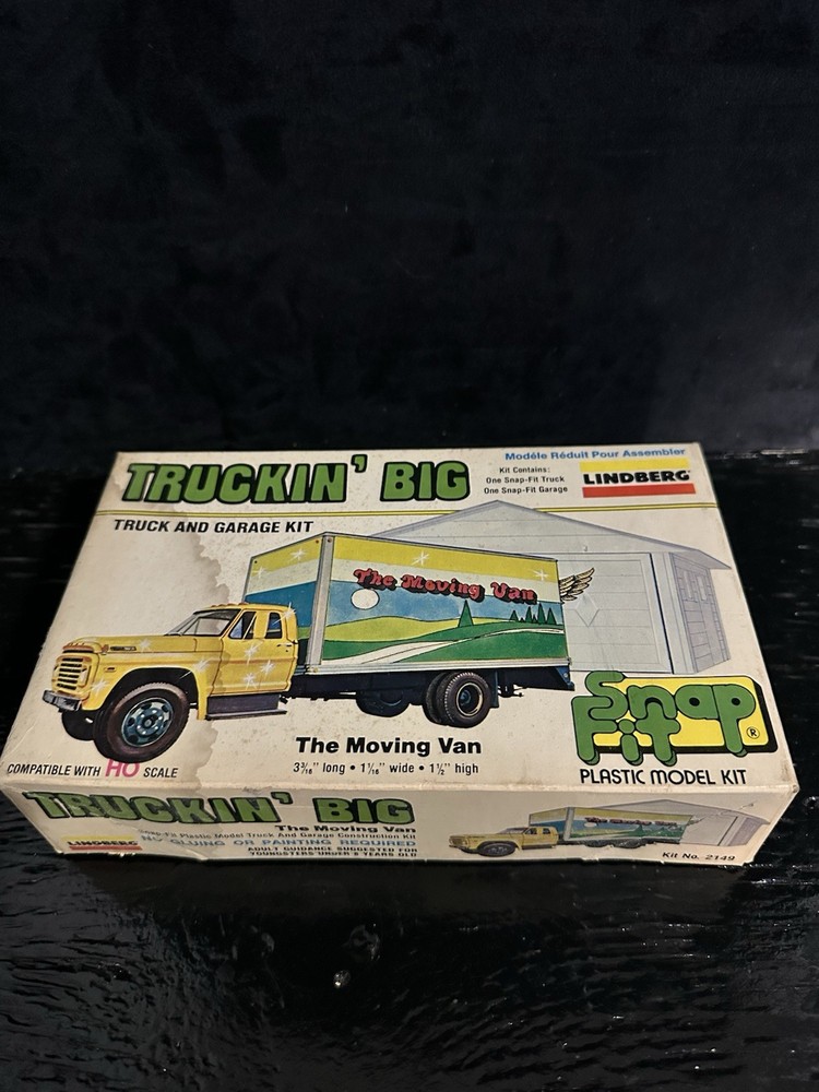 Lindberg Truckin’ Big The Moving Van 1/24 Truck & Garage Snap-Fit Kit 2149