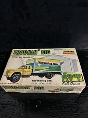 Lindberg Truckin’ Big The Moving Van 1/24 Truck & Garage Snap-Fit Kit 2149