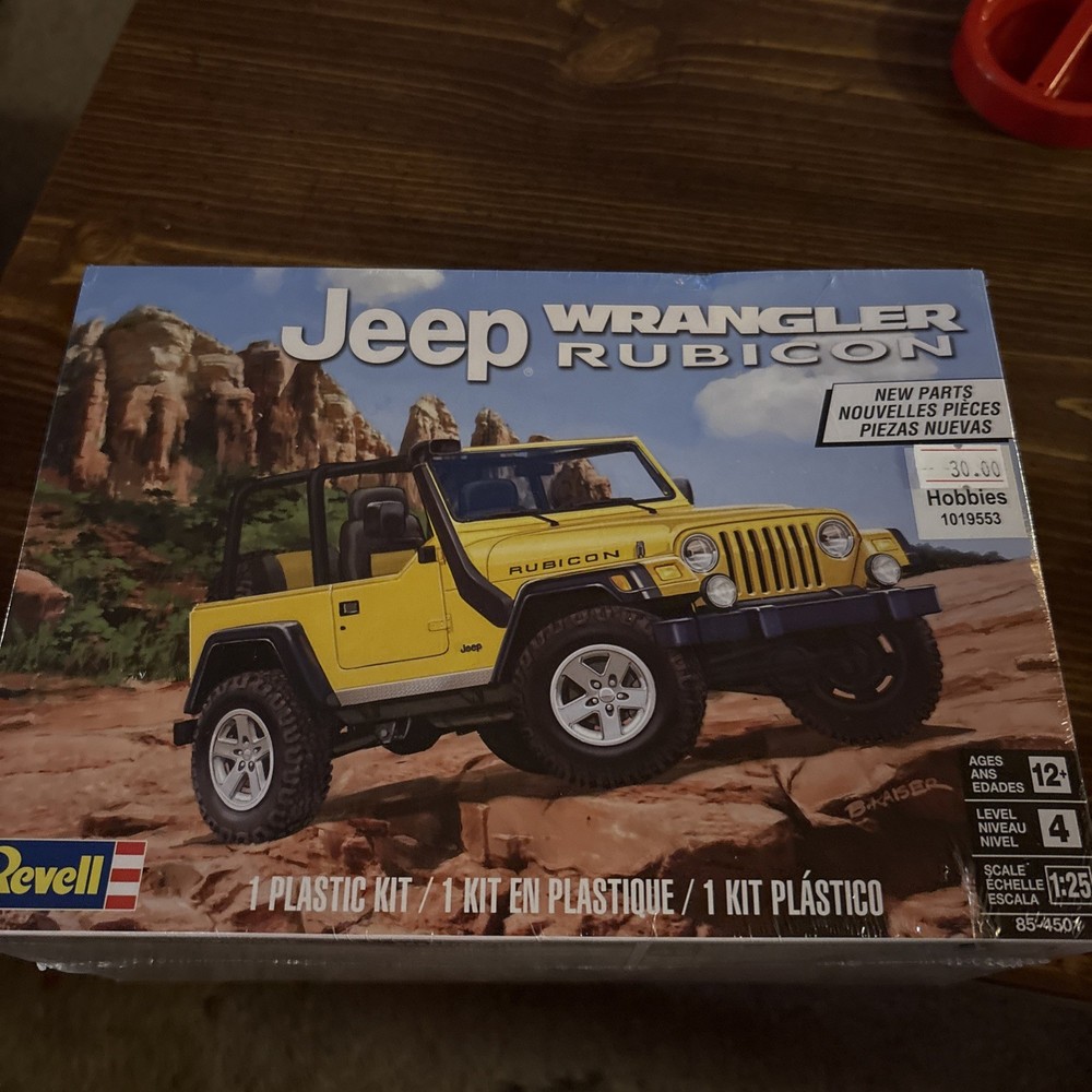 Revell Jeep Wrangler Rubicon 1:25 Scale Plastic Model Kit 85-4501