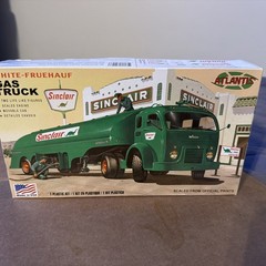 Atlantis H1402 White-Fruehauf Sinclair Gas Truck 1:48 Plastic Model Kit – Sealed