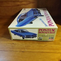 Hasewaga American 66 Pontiac Bonneville 1/24 Scale Model Kit – Open Box
