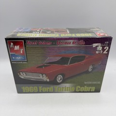 AMT 31745 1969 FORD TORINO COBRA W/NASCAR PARTS 1/25 Model Car Mountain FS