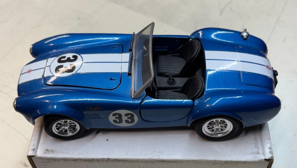 Revell Shelby Cobra 427 Racing 1/24 Blue/ White Stripes #33 no side pipes