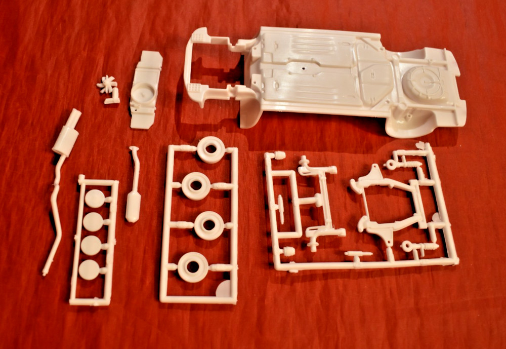 AMT 1991 Chevy Beretta GTZ Chassis 1/25
