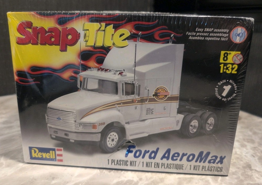 Revell SnapTite Ford AeroMax Semi Truck Model Kit 1:32 Scale Sealed Box Damage