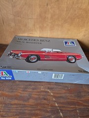 Italeri Mercedes-Benz 300 SL Roadster 1:24 Plastic Model Kit MPN 658