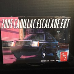 AMT 1317/12 2005 CADILLAC ESCALADE EXT MODEL KIT-NIB-1/25 SCALE
