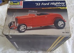 1:25 Revell 87-7625 Awesome 1932 Ford HIGHBOY molded in white plastic 1998