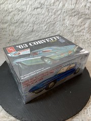AMT ’63 Corvette Sting Ray Retro Deluxe Edition 1/25 Model Kit AMT861M