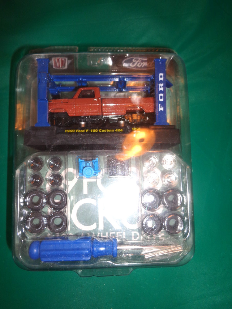 M2 Machines Model Kit 1969 Ford F100 Custom 4 x 4 Pickup R52 Die Cast 1:64