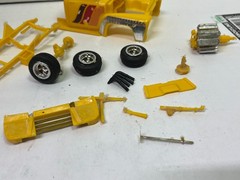 1/25 1956 FORD F-100 PICKUP TRUCK YELLOW PARTS MODEL CAR KIT