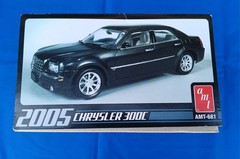 Vintage 2005 Chrysler 300C AMT 1/25 Scale Plastic Model Kit AMT-681