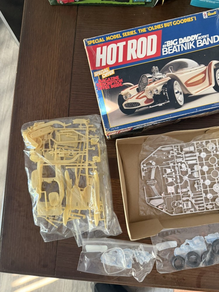 Revell #7110 Ed “Big Daddy” Roth’s Beatnik Bandit 1/25 Plastic Model Kit open bo