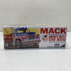 MPC Mack Heavy Duty DM 800 1/25 Scale Model Kit Retro Deluxe New Sealed