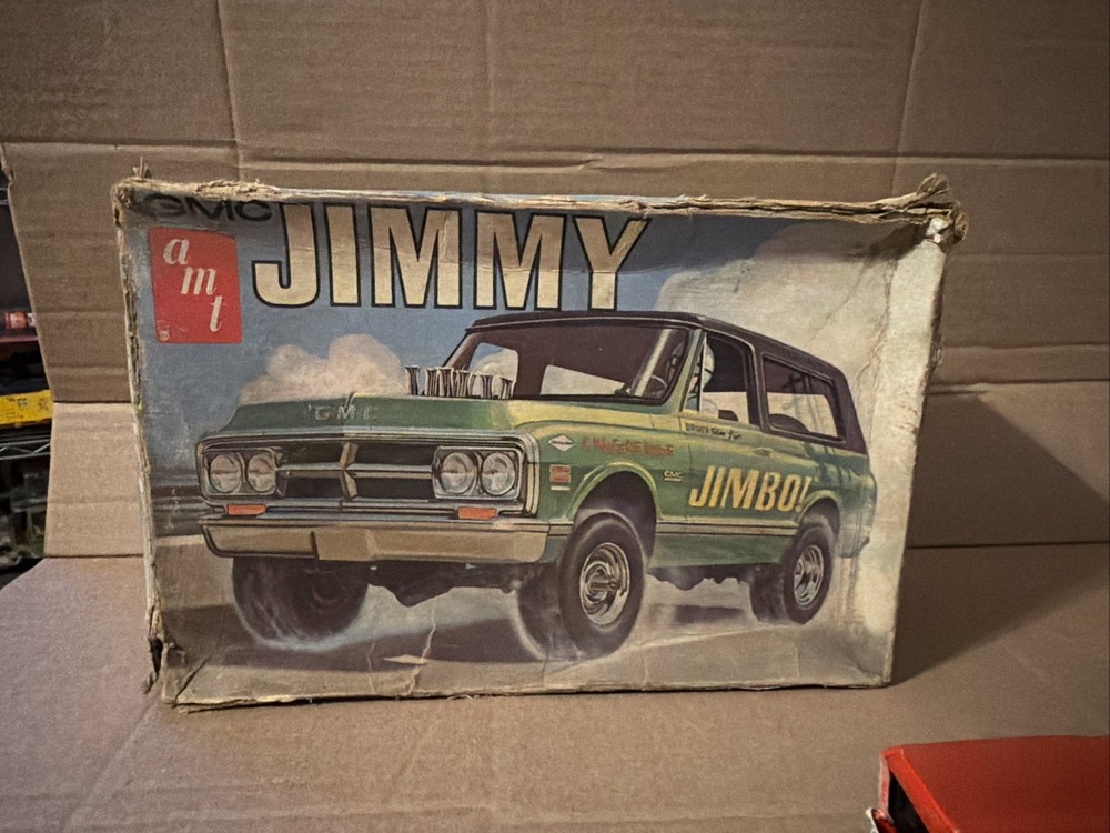 AMT 1/25 Scale AMT1219 1972 GMC Jimmy Model Kit Needs Help