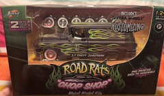 Jada Toys Road Rats ’57 Chevy Suburban 1:24 Diecast Model Kit Extra Wheels