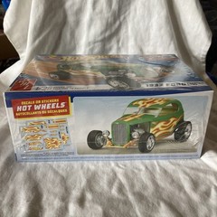 AMT Hot Wheels 1932 Ford Phantom Vicky 1:25 scale Model Kit #1313 New Sealed