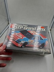 AMT 1/25 NASCAR # 43 STP RICHARD PETTY GRAND PRIX NASCAR MODEL KIT # 6728 F/S