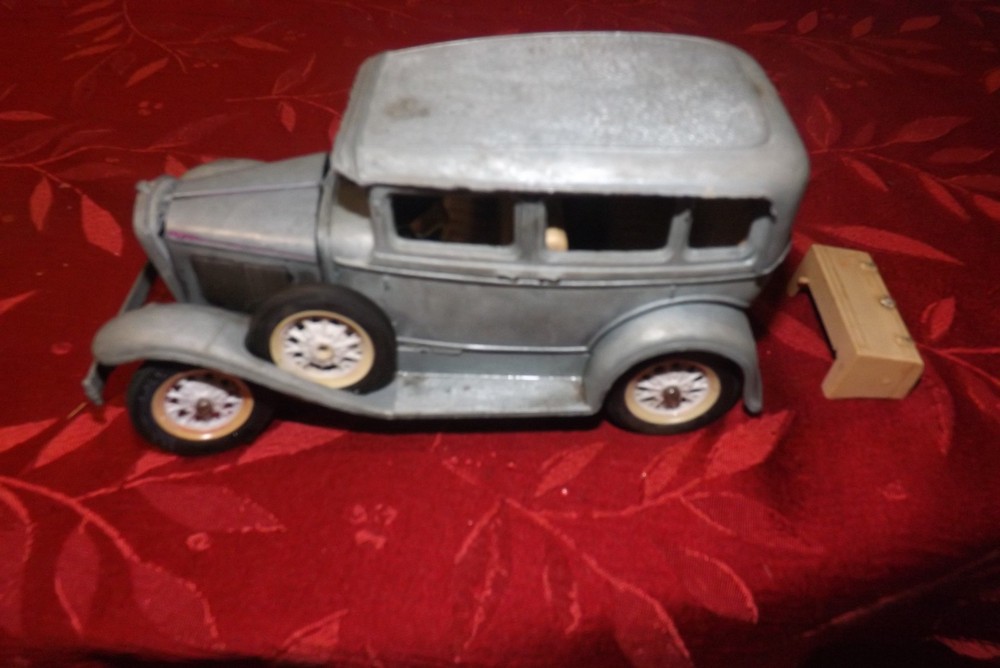 HUBLEY FORD 4 DOOR SEDAN METAL MODEL KIT HOT ROD PARTS REPAIR 1:20 JUNKYARD