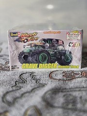 Grave Digger Monster Truck Model Kit 2002 NEW