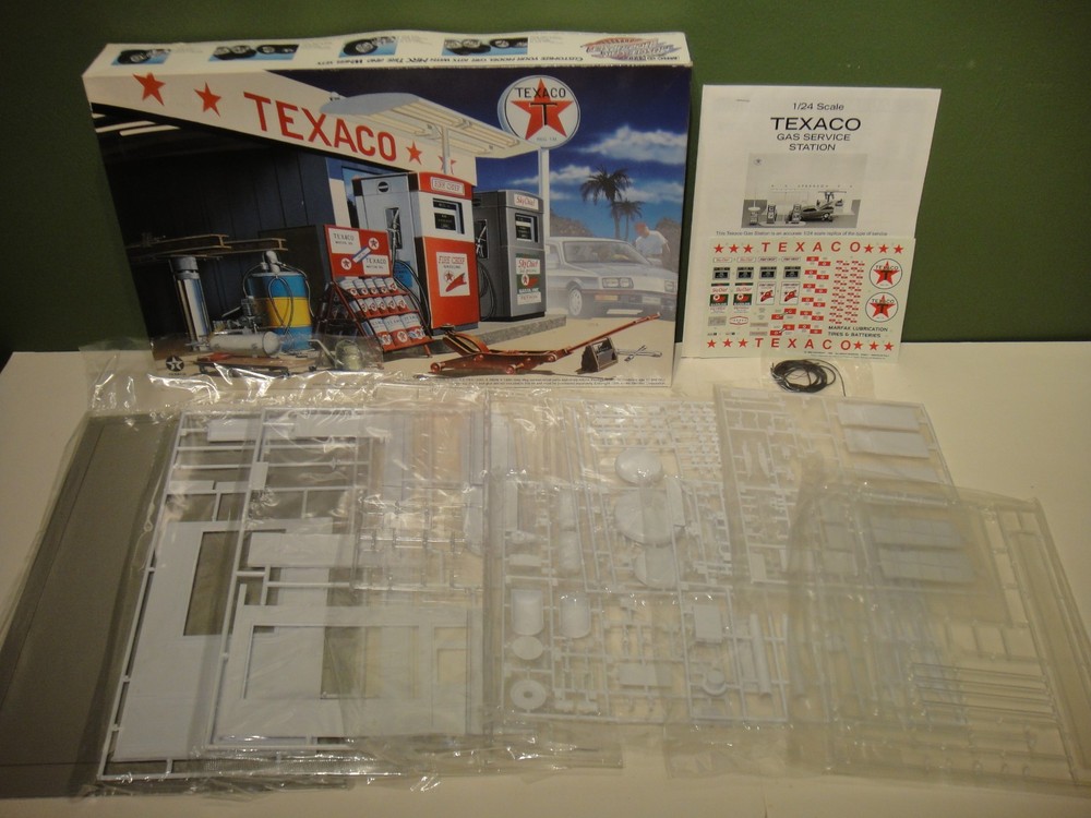 MRC – 1/24 – 1988 – Texaco Service Station From 60’s – #1501 – Open / Complete