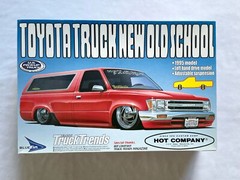 Aoshima Hilux New Old School Toyota Pickup Truck #035870 1/24 Scale Model Kit