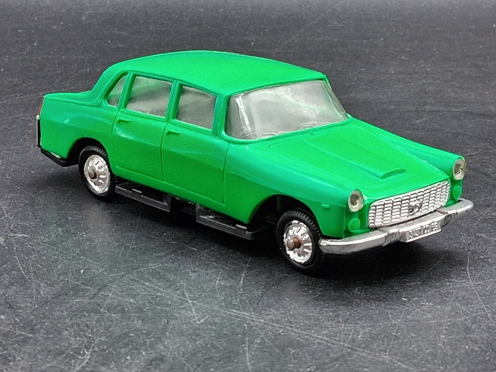 Norev 1:43 Scale Lancia Flaminia – Green Plastic – Made in France