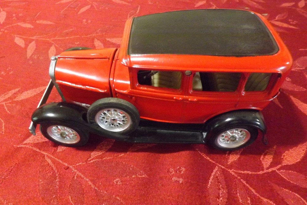 HUBLEY FORD 4 DOOR SEDAN METAL MODEL KIT HOT ROD PARTS REPAIR 1:20 JUNKYARD RED
