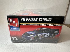 AMT Pfizer Ford Taurus NASCAR 1:25 Model Kit #38064 2003 NEW SEALED