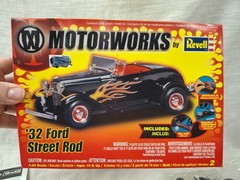 Revell Motorworks 1932 Ford Street Rod 1/24 Model Kit Skill 2