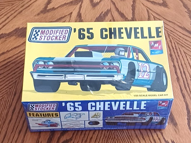 AMT 1965 Chevelle Modified Stocker Race Car – Plastic Model Car Vehicle Kit