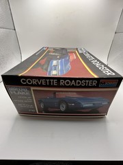 1/24 MONOGRAM CHEVROLET CORVETTE ROADSTER MODEL KIT #2742
