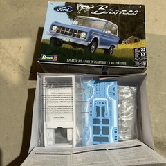Revell Ford Bronco 1/25 Scale Plastic Model Car Kit 85-4320 NEW IN BOX