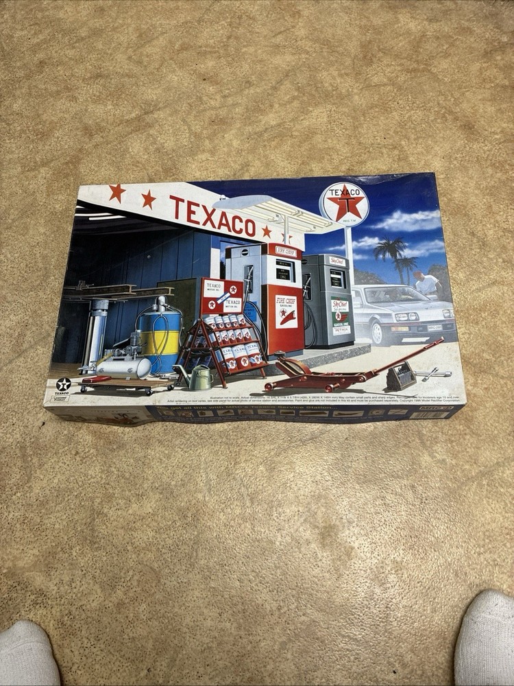 MRC BC100 1999 60’s Texaco Service Station 1:24 Model Kit Sealed Parts Complete