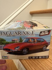 REVELL 85-4509 JAGUAR XK-E MODEL KIT-NIB-1:24 SCALE