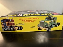 AMT By Round 2 AMT724/06 White Western Star Retro Deluxe 1/25 Scale Model Kit