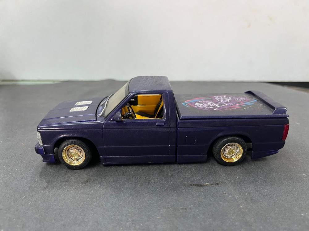 C16 Chevy S-10 Pickup Truck Lowrider built Vintage Car model 1/25 McM.