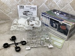 Revel Monogram 1998 Dodge Viper GTS Model Kit