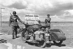1/35 German Motorcyclists WW 2 “Letting off steam…” Master Box 3539 Model kit