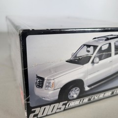 2005 Cadillac Escalade EXT Model Car Kit 1/25 scale by Amt 680 BRAND NEW! SEALED