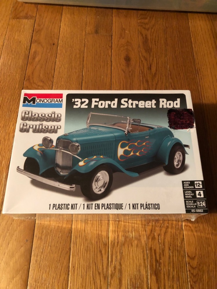 Monogram ’32 Ford Street Rod 1:24 Scale Model Car Kit Classic Cruiser
