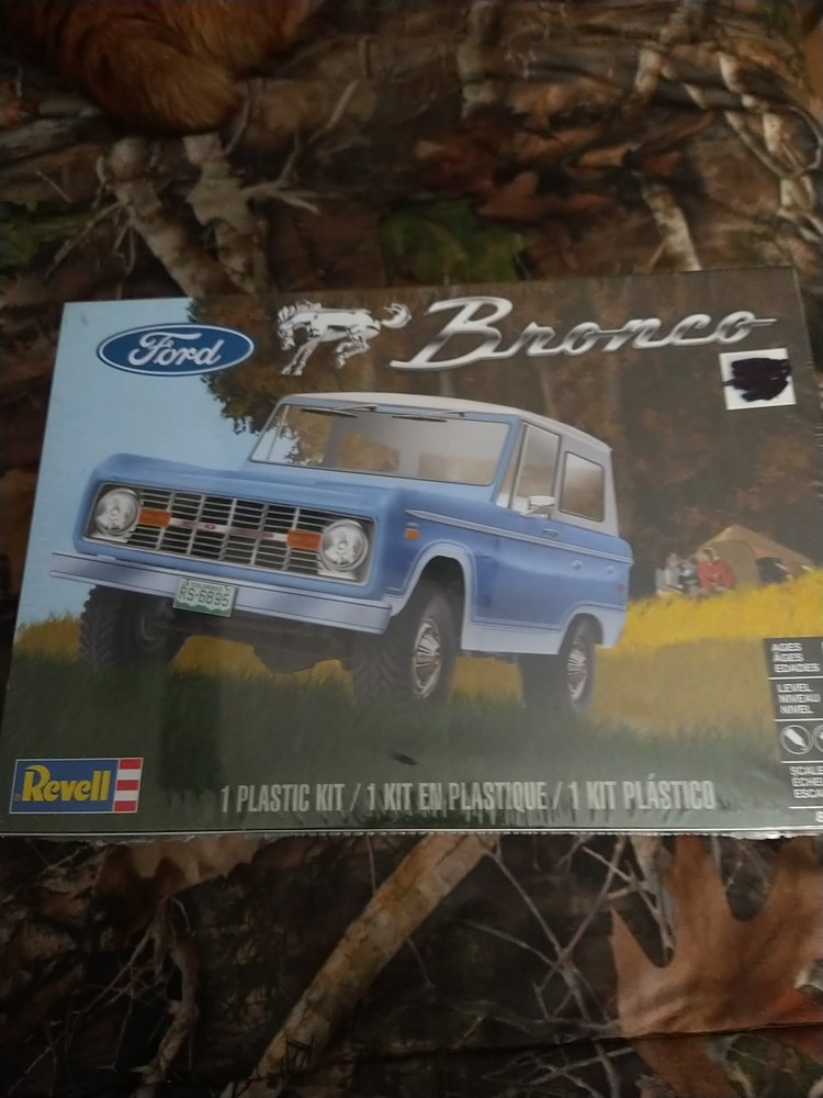 Revell Ford Bronco Model Kit 1:25 Scale Plastic, NIOB 85-4320