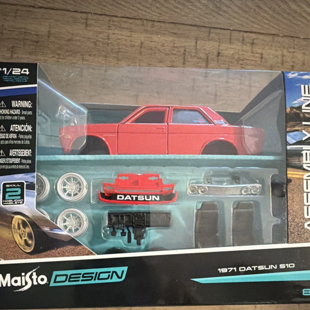 Maisto 1:24 1971 Datsun 510 Unassembled Car Kit Red Die-cast Opening Parts