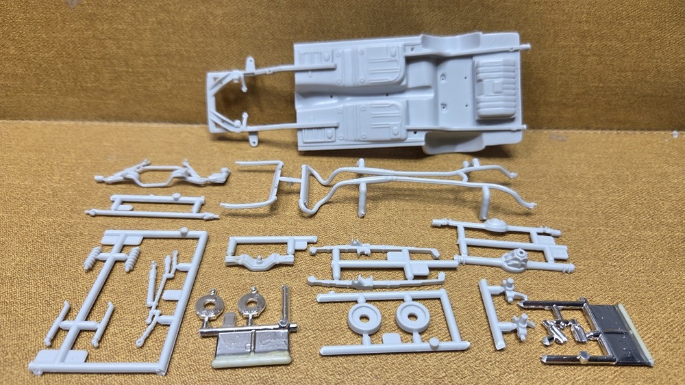 1967 Mustang Fastback CHASSIS & DUAL EXHAUST 1:25 scale AMT NEW Model PARTS