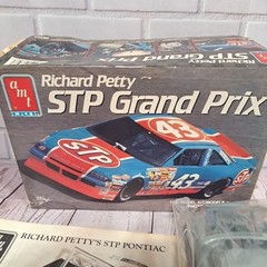 AMT ERTL Model Kit Richard Petty #43 1990 STP Pontiac Grand Prix Unassembled